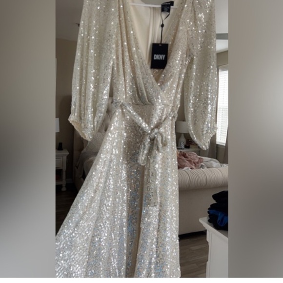 New DKNY Long Sleeve Sequin Dress in Silver size 6 but good for 8 too - Picture 3 of 14